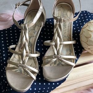 Pre❤️loved KENNETH COLE REACTION Strappy Wedge